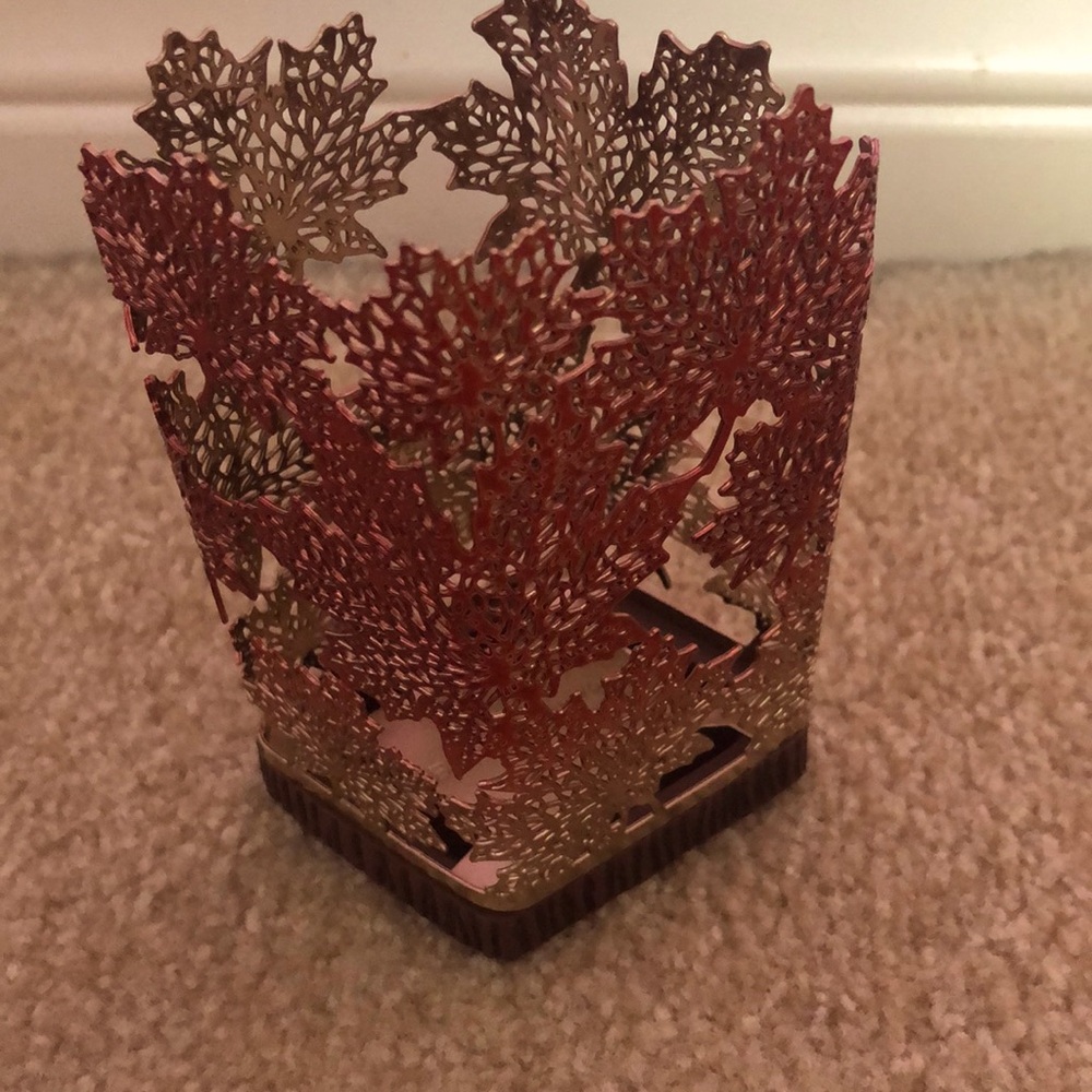 Maple leaf soap holder